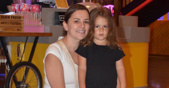 Merve Özbey çocuklarıyla eğlence turunda
