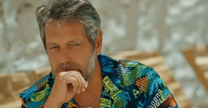 Bora Gencer unutulmaz parça “Dokun Bana”yı yorumladı!