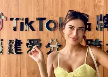 Manken Duygu Çakmak Çin’de TikTok’un kalbine girdi