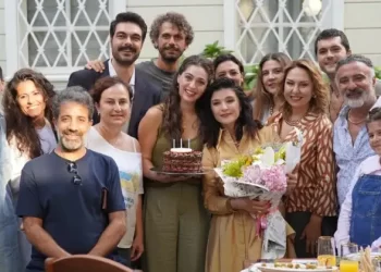 Gonca Vuslateri’ye ‘Leyla’ setinde doğum günü sürprizi