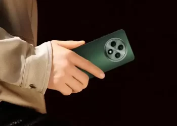 OPPO Reno11 FS şık tasarımı, yapay zeka özellikleri ve olağanüstü dayanıklılığıyla geliyor