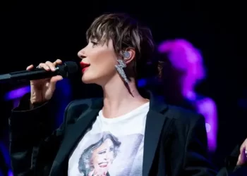 Sıla sahnede Müzeyyen Senar ve Zeki Müren’i andı