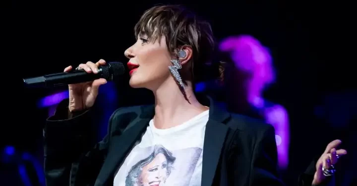 Sıla sahnede Müzeyyen Senar ve Zeki Müren’i andı