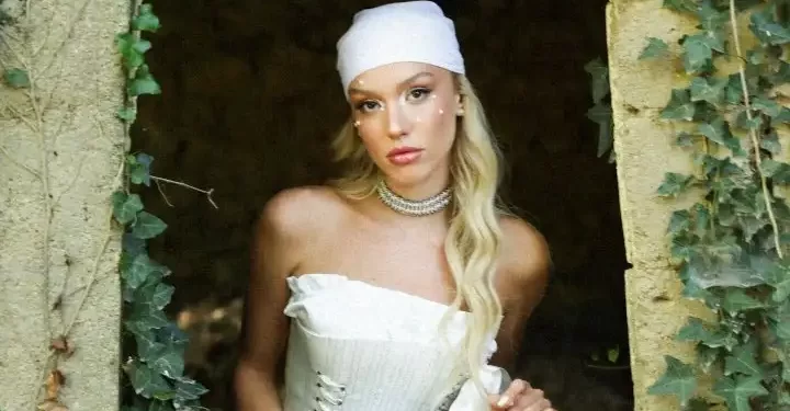 Cansu Esin’den enerjik bir şarkı: Dokun Bana