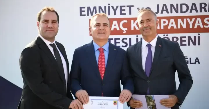 Alptekin Polat ve damadı Eray Eraslan’a teşekkür plaketi