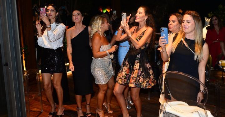 Esra Oktay, Bebek’de yeni taşındığı villasında ‘Yaza Veda’ daveti verdi