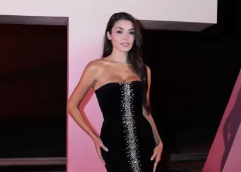 Hande Erçel’den Fas çıkarması