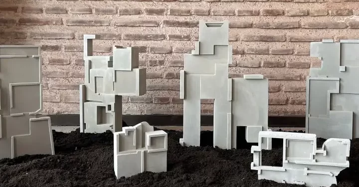 Berka Beste Kopuz’un ‘Toprak Biriktirir Geçmişi II’ sergisi Merdiven Art Space’te