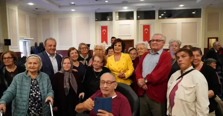 İzmir Kültür Yolu Festivali’nde Hülya Koçyiğit huzurevi sakinleriyle buluştu