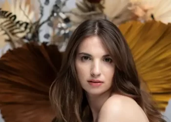 Maya Perest’den ilk türkü yorumu: Karanfil Eker Misin