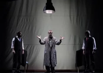 ‘Müfettişler’ oyunu görkemli galasıyla sahne aldı