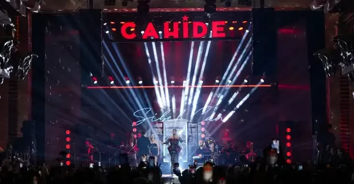 Sibel Can, Cahide Palazzo sahnesinde sezonu açtı