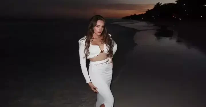 Beyaz kombiniyle büyüledi