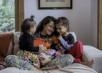 Atiye yeni doğan bebeğiyle aile pozu verdi