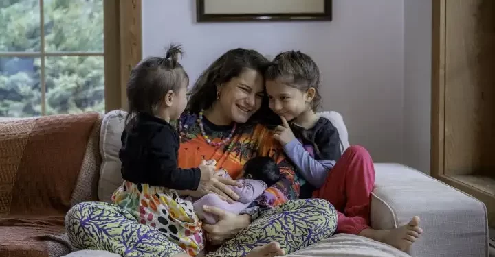 Atiye yeni doğan bebeğiyle aile pozu verdi