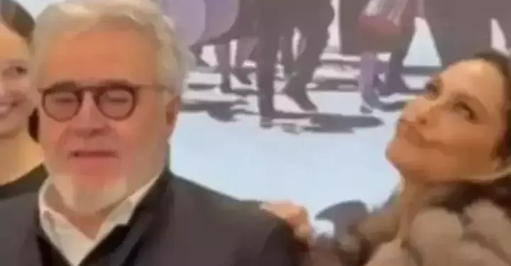 Uğur Yücel’in arkasında garip hareketler sergiledi