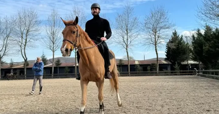 Oğuz Peçe binicilik derslerine başladı