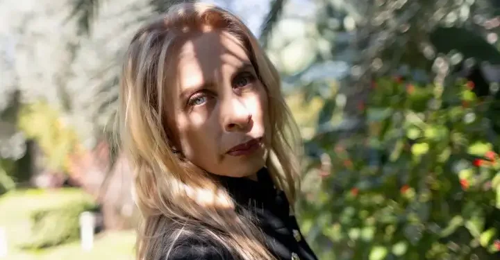 Zeynep Casali’den insanlığa tokat ‘Uzak Selamlar’