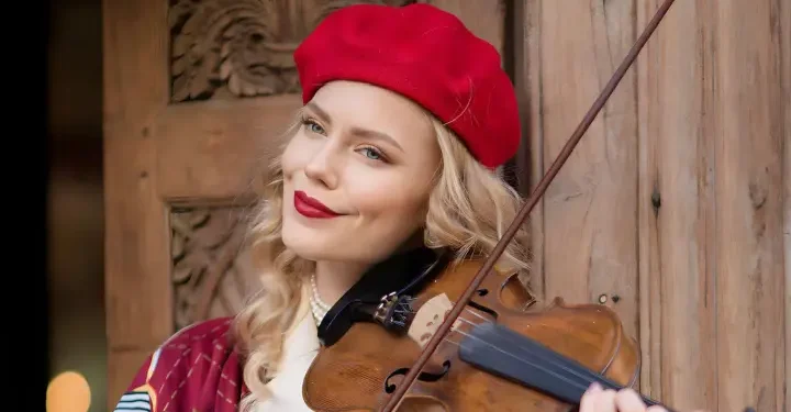 Anna Miadzvedzeva sahne performansıyla dikkat çekiyor