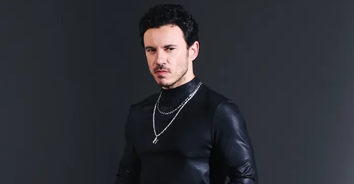 Buray, ‘Buzlu Cam’ ile kalpleri çiziyor