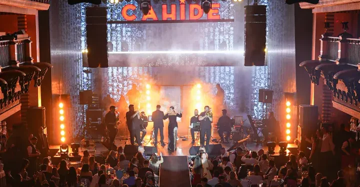 Sibel Can’dan Cahide Palazzo’da yaza ‘Işıltılı’ bir merhaba