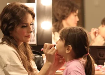 Aslı Tandoğan kızı Arya ile aynı sahnede