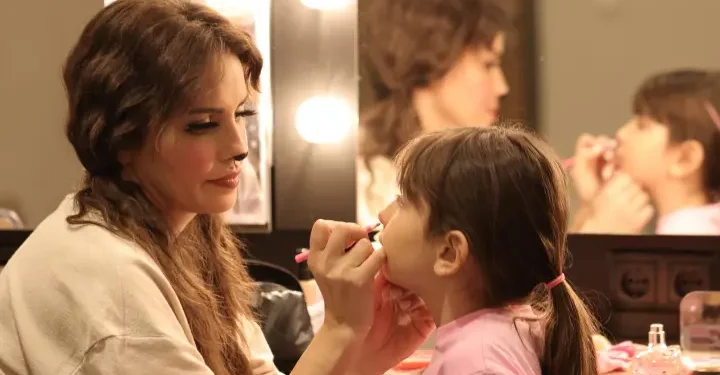 Aslı Tandoğan kızı Arya ile aynı sahnede