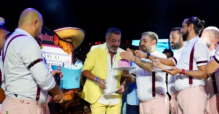 Hakan Altun, yeni yaşını Cahide Alaçatı sahnesinde kutladı