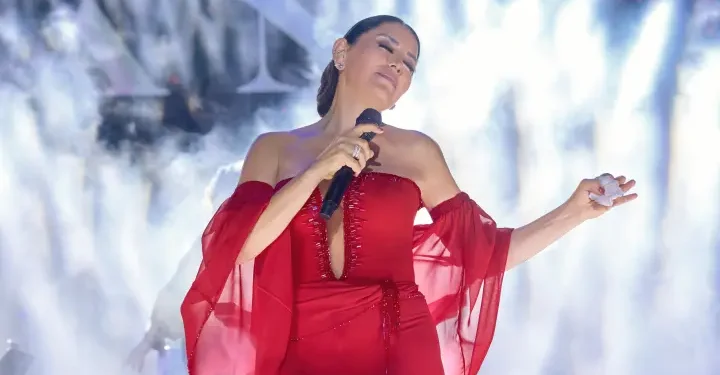 Aşkın Nur Yengi kırmızılar içinde sahnede