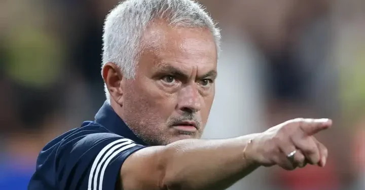 Fenerbahçe Mourinho ile yollarını resmen ayırdı