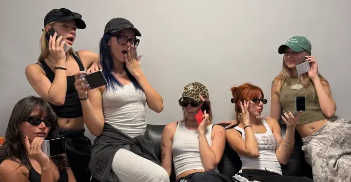 Galaxy’nin yeni yıldızı Galaxy Z Flip7 Türk kız müzik grubu Manifest ile sahnede