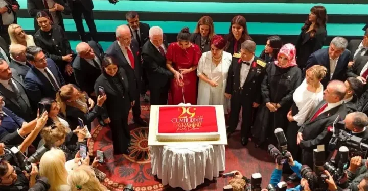 İstanbul Valisi ve eşinden 29 Ekim Cumhuriyet Bayramı coşkusu