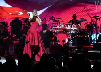 Cahide Palazzo sahnesinde Derya Bedavacı ile Cumhuriyet coşkusu