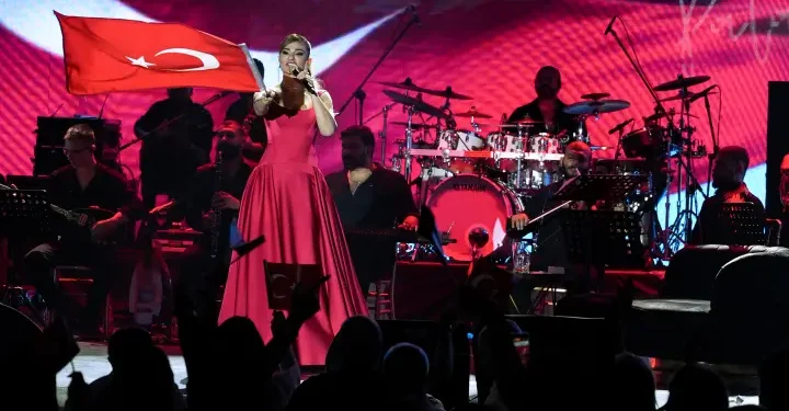 Cahide Palazzo sahnesinde Derya Bedavacı ile Cumhuriyet coşkusu