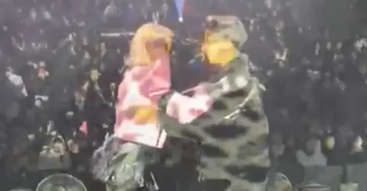 Hande Yener’den Madrigal’e sahnede büyük sürpriz