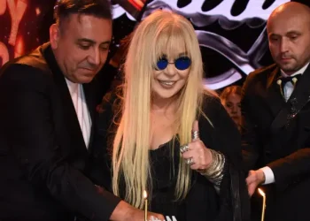 Zerrin Özer yeni yaşını yeni şarkısıyla birlikte kutladı