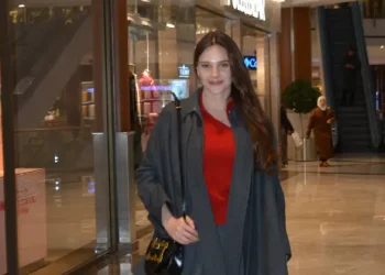 Alina Boz’un tek başına alışveriş keyfi