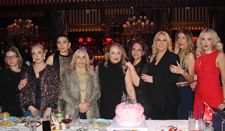 Arzu Kalaylı’ya dostlarından doğumgünü sürprizi