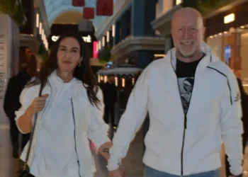 Ayşe Tolga sevgilisiyle el ele alışverişte