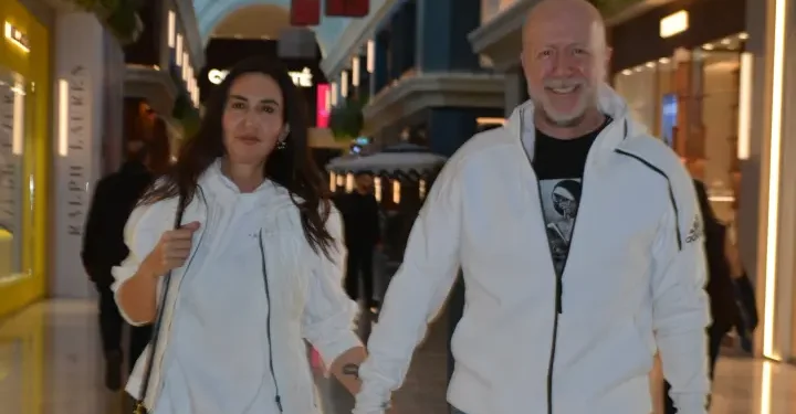 Ayşe Tolga sevgilisiyle el ele alışverişte