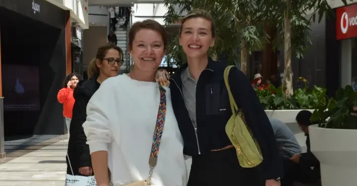 Artık annem benden daha çok magazinde görünüyor