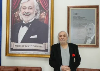Müjdat Gezen isminin verildiği sahneyi ziyaret etti