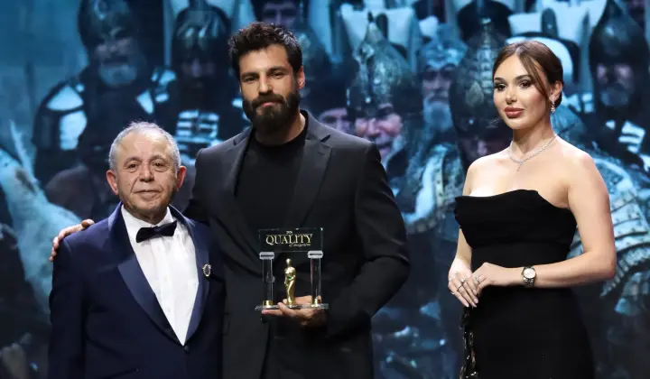 17. Quality Ödülleri’nde ‘En Quality Erkek Oyuncu’ ödülü Serkan Çayoğlu’nun oldu