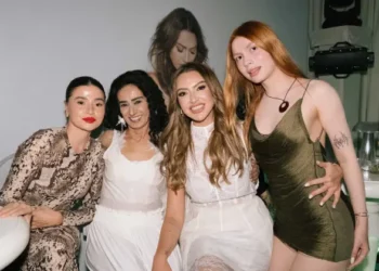 Hadise yeni albümünü ekibiyle kutladı