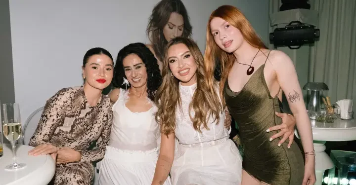 Hadise yeni albümünü ekibiyle kutladı
