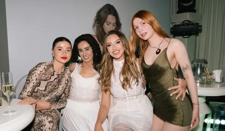 Hadise yeni albümünü ekibiyle kutladı